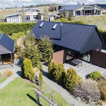 The Black House With Stunning Outdoor Bath Lake Tekapo Exterior photo