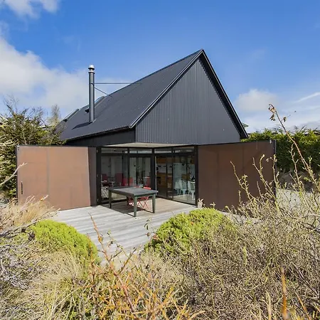 The Black House With Stunning Outdoor Bath Lake Tekapo Exterior photo