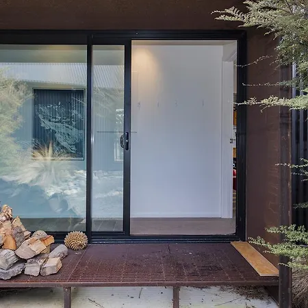 The Black House With Stunning Outdoor Bath Lake Tekapo Exterior photo