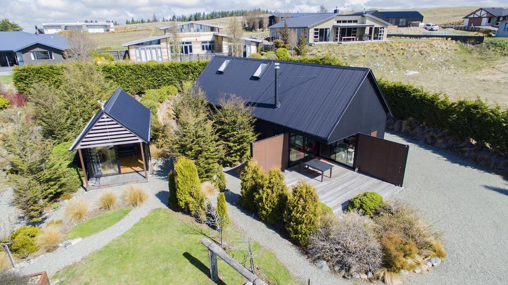 The Black House With Stunning Outdoor Bath
