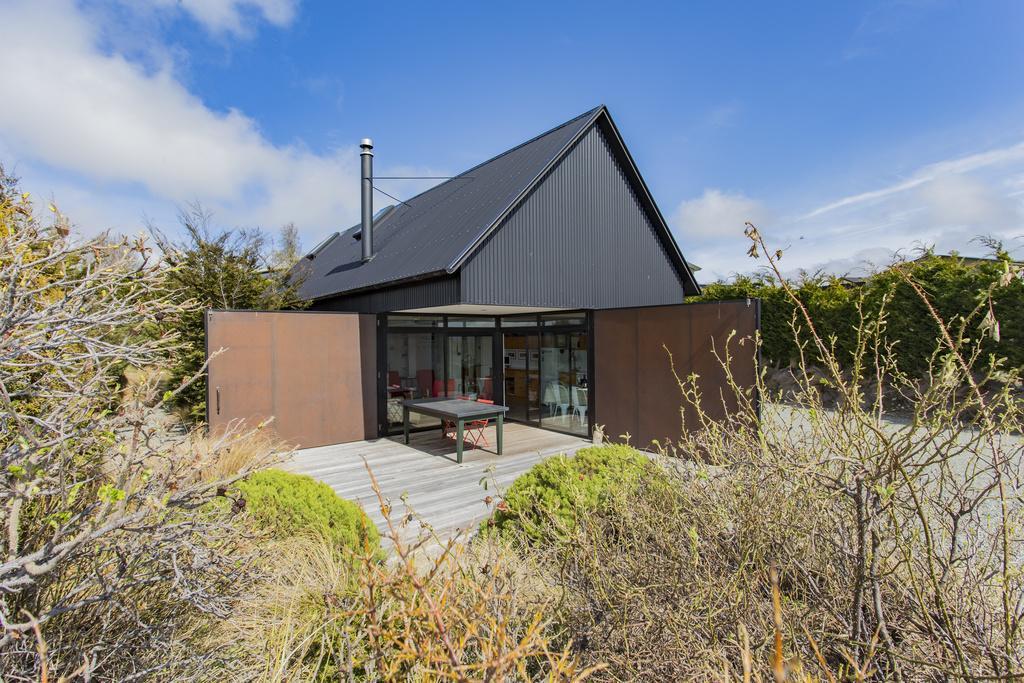 The Black House With Stunning Outdoor Bath Holiday home