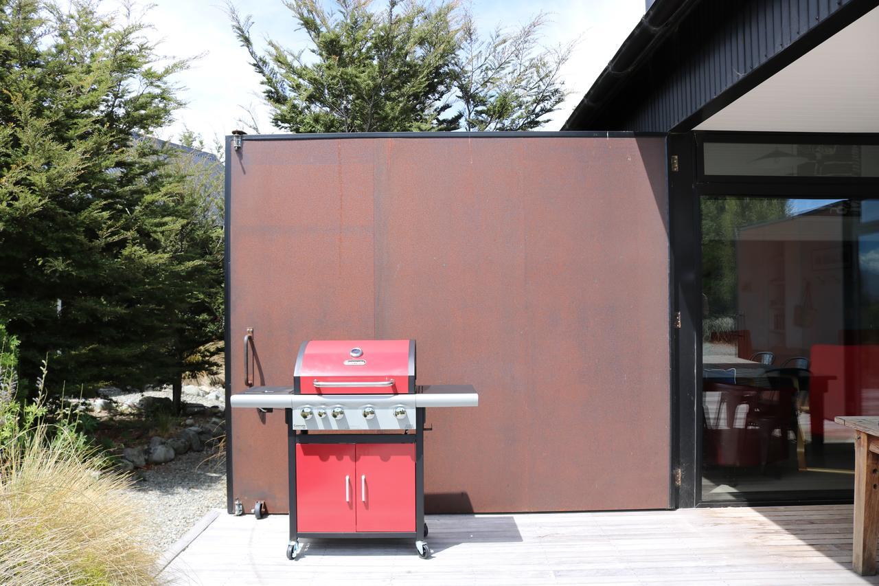 The Black House With Stunning Outdoor Bath * Lake Tekapo