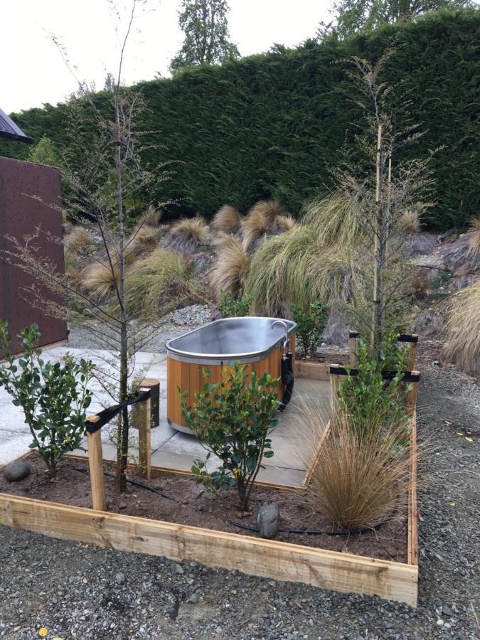 The Black House With Stunning Outdoor Bath Lake Tekapo